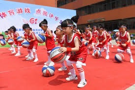 这个人好像才1米74吧，他的扣篮确实很帅，飘逸又不失力量感！